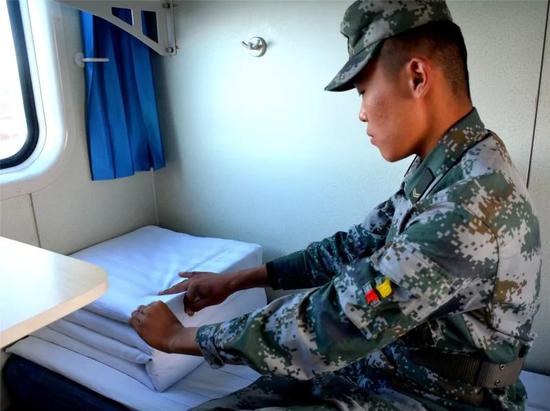 火车上又现“豆腐块” 列车员忍不住回眸一笑(图)