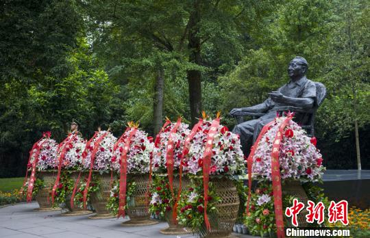 邓小平铜像前，摆满了各界群众敬献的鲜花。　康建林 摄