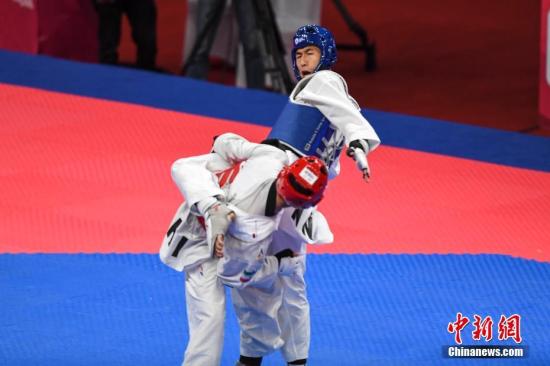 当地时间8月22日，雅加达亚运会跆拳道男子63公斤级决赛中，中国选手赵帅(蓝色)以11比17负于伊朗选手何塞尼，遗憾摘得银牌。中新社记者 杨华峰 摄