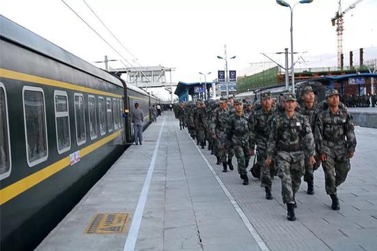 火车上又现“豆腐块” 列车员忍不住回眸一笑(图)