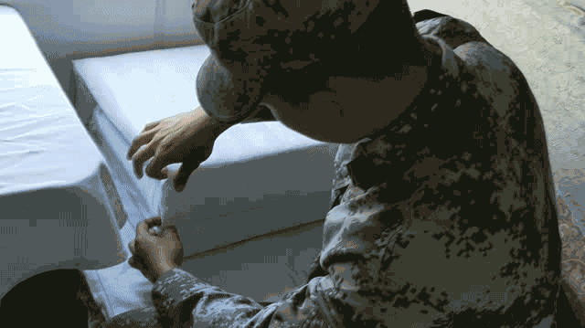 火车上又现“豆腐块” 列车员忍不住回眸一笑(图)