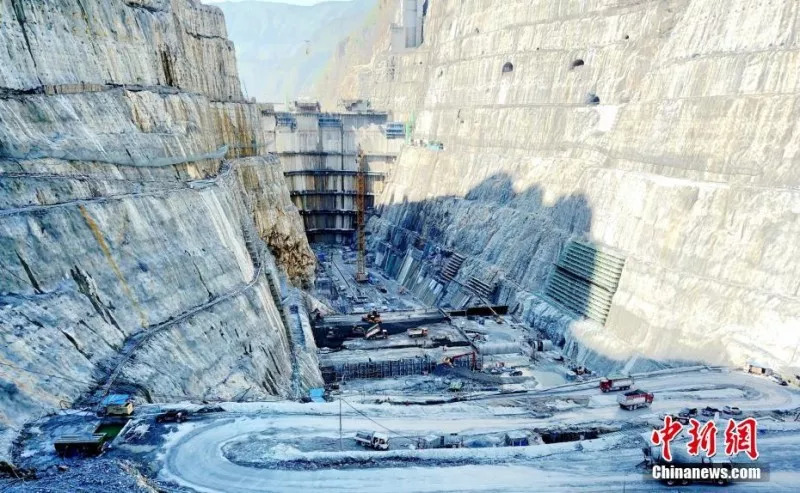 我国学者发现新一类半金属；乱丢隐形眼镜污染水源丨科技早新闻