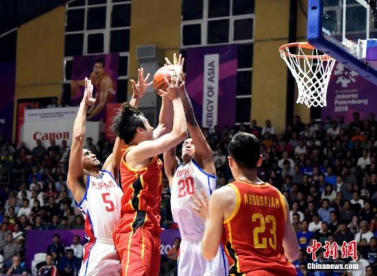 雅加达亚运会上，中国男篮首秀险胜菲律宾。图为中国选手丁彦雨航在比赛中上篮。中新社记者 侯宇 摄