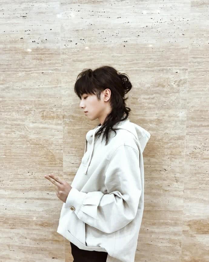 华晨宇终于剪头发了!短发清爽一扫颓废,网友:这