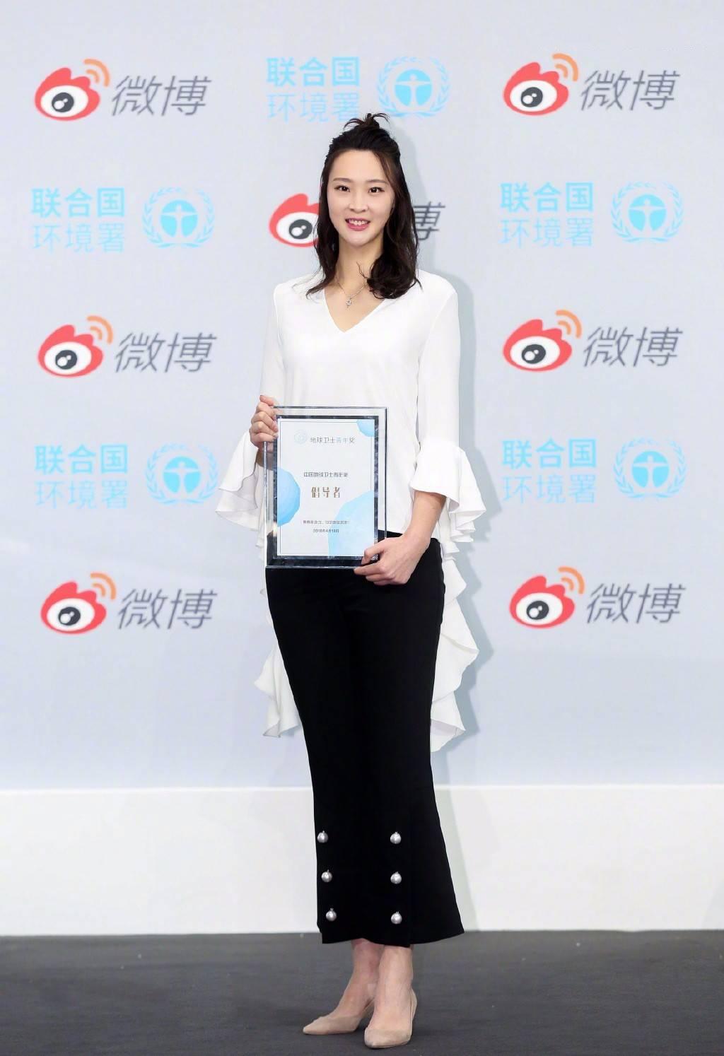 同是粉T配热裤,惠若琪碰上宋祖儿,知道腿长和腿细哪个更重要了