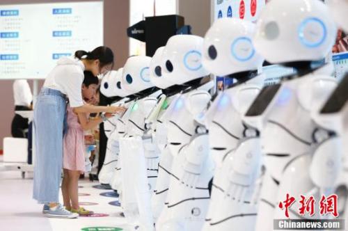 图为8月15日，2018世界机器人大会在北京亦创国际会展中心揭幕，160余家中外机器人领军企业带来的前沿产品集体亮相，让观众直接感受科技改变生活。中新社记者 富田 摄