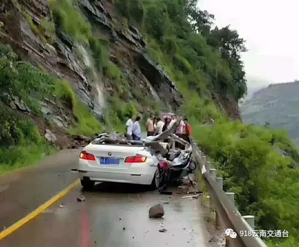 突发!川A宝马车在云南被落石砸中,一家三口全