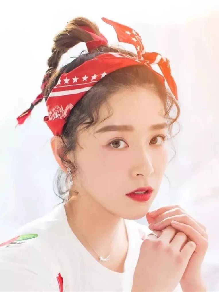 谁说夏天剪短发才清爽?学学这样扎长发,减龄又好看!