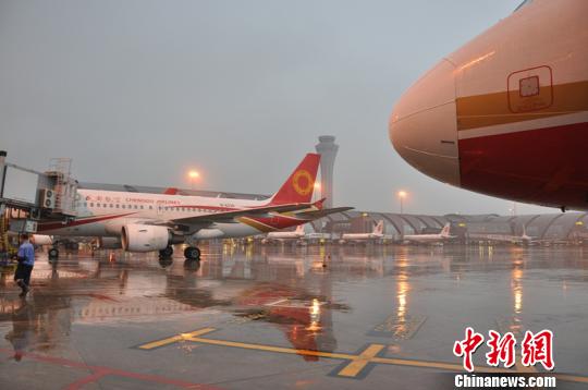 雷暴致成都机场49个航班备降，22日航班量飙升至1000架次。　吕俊明 摄