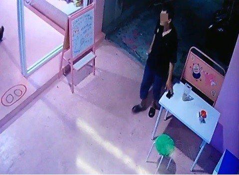 台湾男子手机被盗看店内监控 追出200米后擒贼
