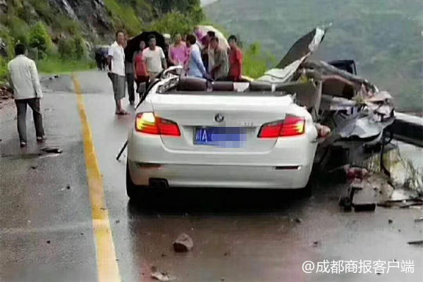 川A牌照轿车在云南被落石砸中，两大一小不幸身亡