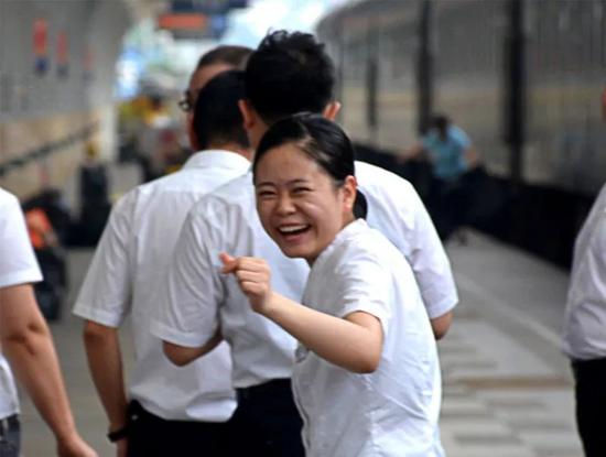 火车上又现“豆腐块” 列车员忍不住回眸一笑(图)