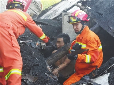 暖闻｜辽宁营口一房屋坍塌一男子被埋，消防队员徒手救出