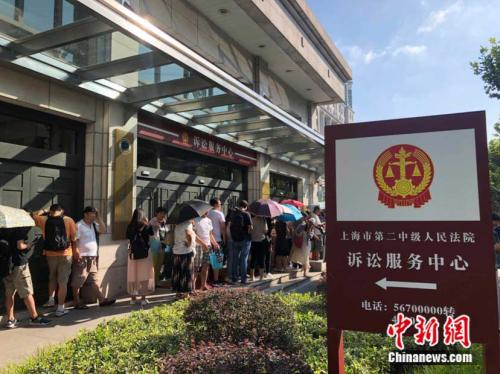等待进法院参加判决旁听的网友和市民。李姝徵摄