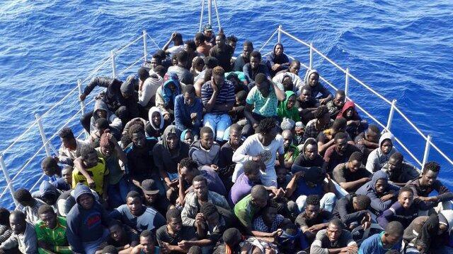 有所让步？意大利政府允许停靠西西里岛难民船上儿童下船