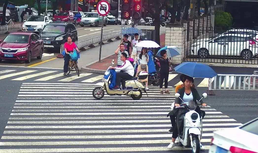 不小心撞了闯红灯的行人,责任怎么划分?交警终