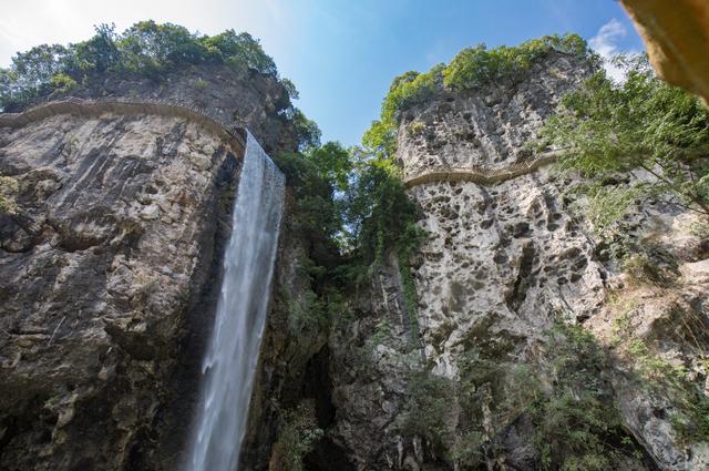 粤北阳山神峰关景区最高,最陡,最险,最俊的三子峰谷底,有一挂宽9米,高