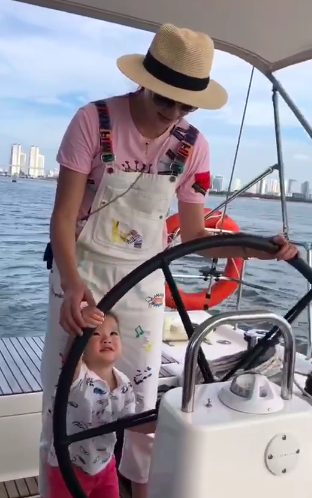 谢杏芳和2岁儿子穿母子装开游艇，儿子呆萌神似林丹