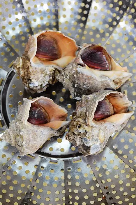 水煮海鲜时,用冷水还是热水?很多人都搞错了,