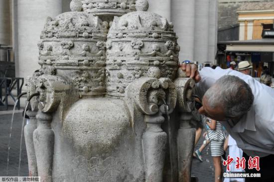 游客在一战纪念馆喷泉中做不雅动作拍照留念被通缉