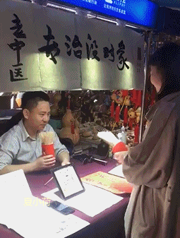 搞笑gif:男朋友送的花太大,小姐姐根本就扛不动啊!