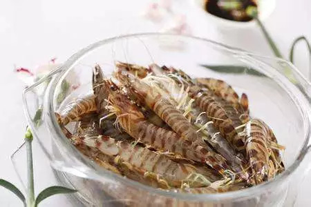 水煮海鲜时,用冷水还是热水?很多人都搞错了,