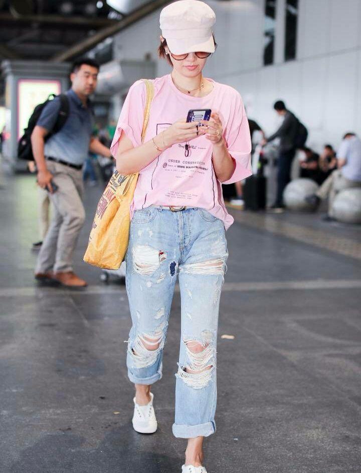 也是服了马伊璃，一条好好的裤子硬是要剪成“乞丐服”!