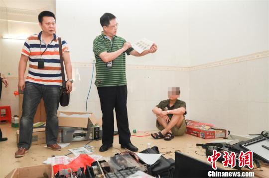 假币案侦破现场 茂公宣 摄