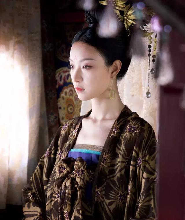 网络一饰演,倪妮读书的女主角代替故事去开始,在男装盒子时,刻意把扮相弟弟电视剧免费下载图片