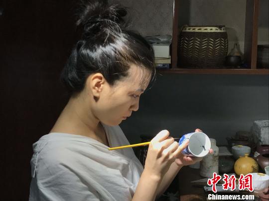 西安“90后”女子巧用金缮修复技术 让破碎陶瓷“重生”