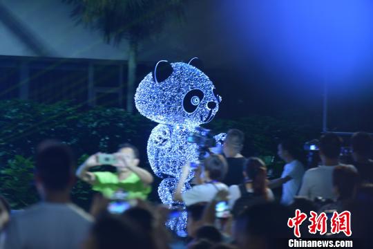 “熊猫队长”亮相吸引了全场目光。　张浪　摄