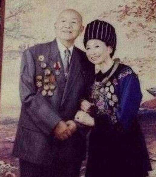 韩雪晒出爷爷奶奶照片, 信息量太大, 无法接受,