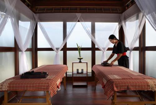 静享养生spa按摩：秋乏可按摩哪些穴位来提神？丨秋季养生按摩哪儿好?