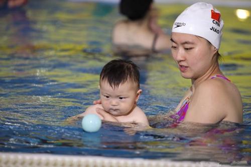 少校军衔焦刘洋近照!自办俱乐部全国开分店