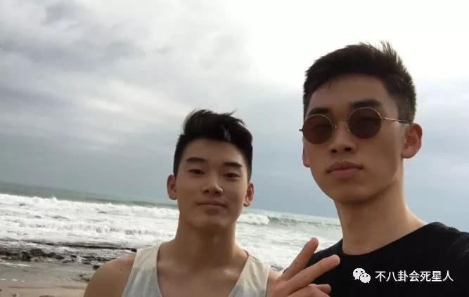 林依轮的小儿子名叫林子轩,和哥哥林子濠感情很好,不过这兄弟俩好像长