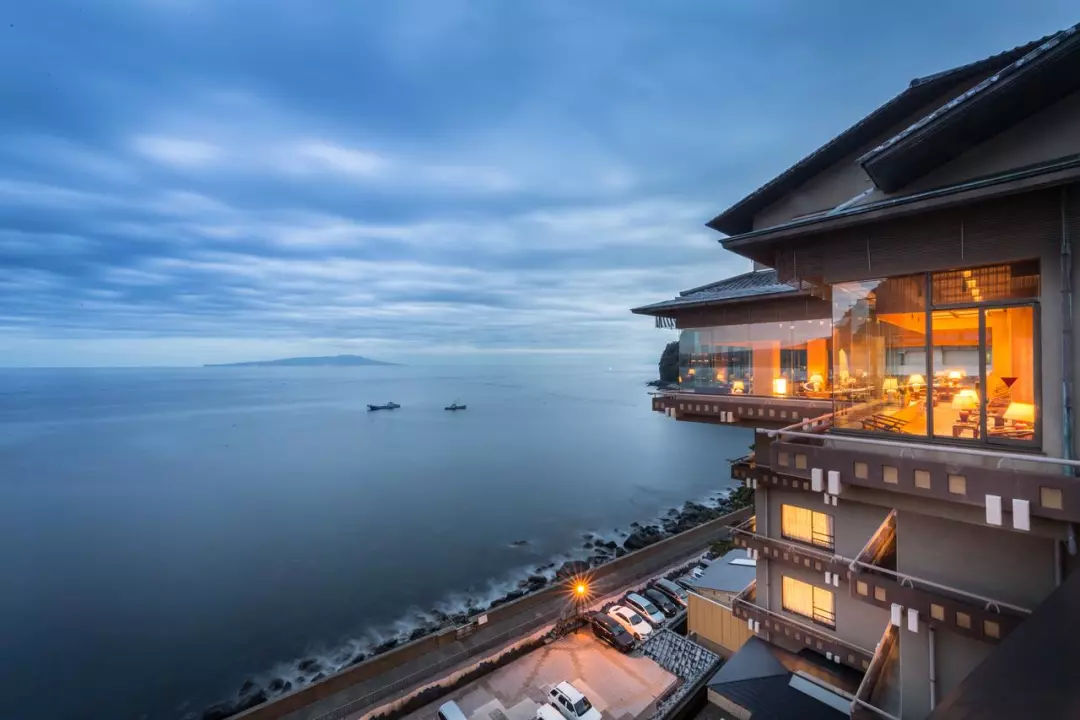 所有的客房都有温泉和海景.