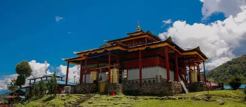 仁钦崩寺是墨脱县修建最早和规模最大的寺庙,共计三层,十二墙角和东西