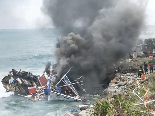 台湾渔船疑似故障搁浅1人受伤 岸边起火被烧毁