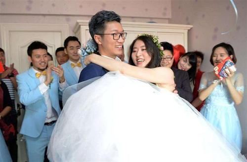 少校军衔焦刘洋近照!自办俱乐部全国开分店