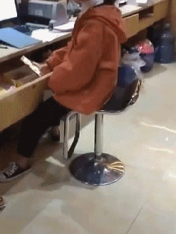 搞笑gif图:以为是个王者,没想到是块废铁