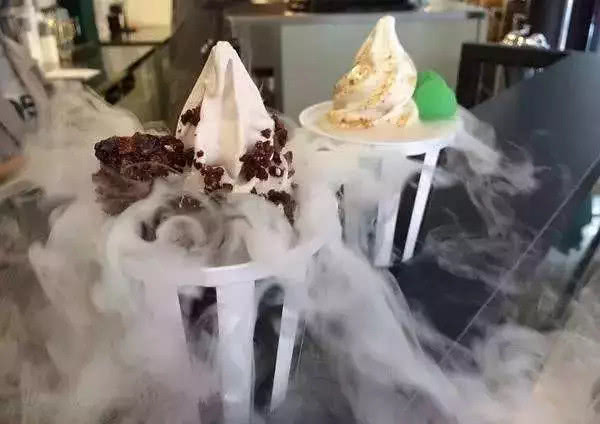 千万别吃液氮冰淇淋:看这个可怜女孩