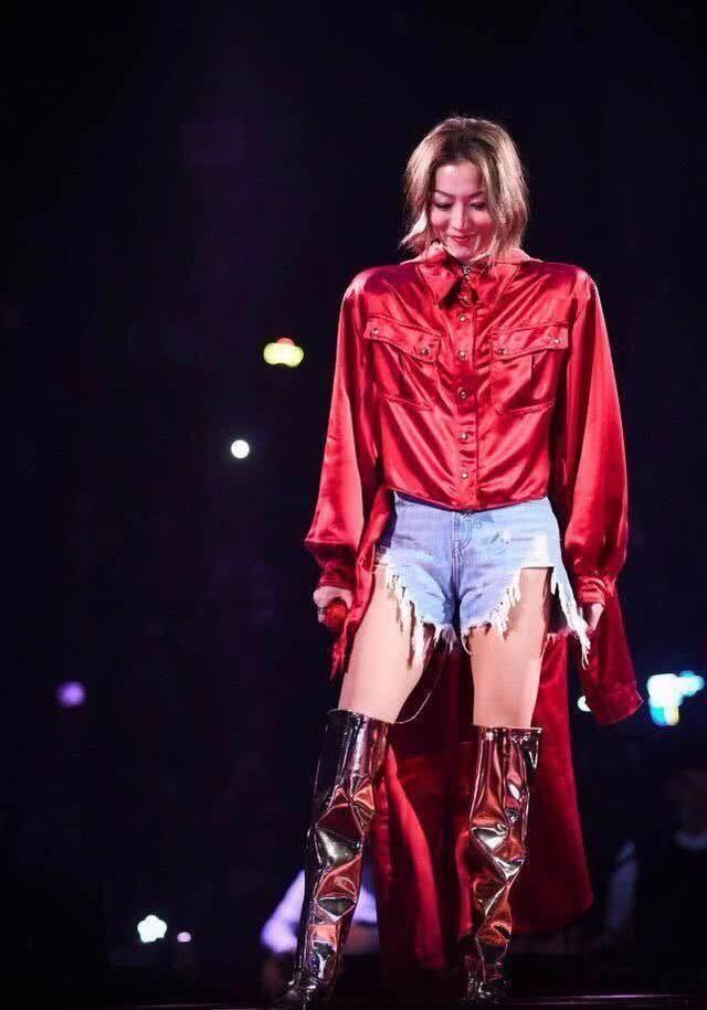 郑秀文是怎么想的，把裙子叉口开到腰?网友:还敢走路吗?