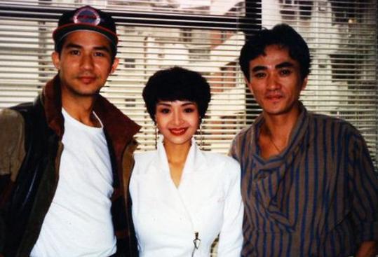 电影《地下裁决》的左边是乐锷子雄,一个香港的职业恶棍,叶子媚旁边