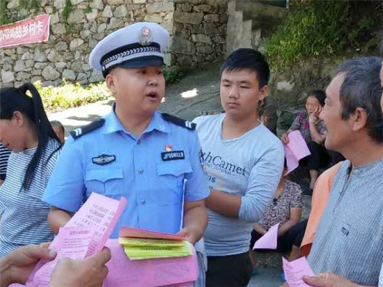 石棉县公安局交警大队开展扫黑除恶专项斗争宣