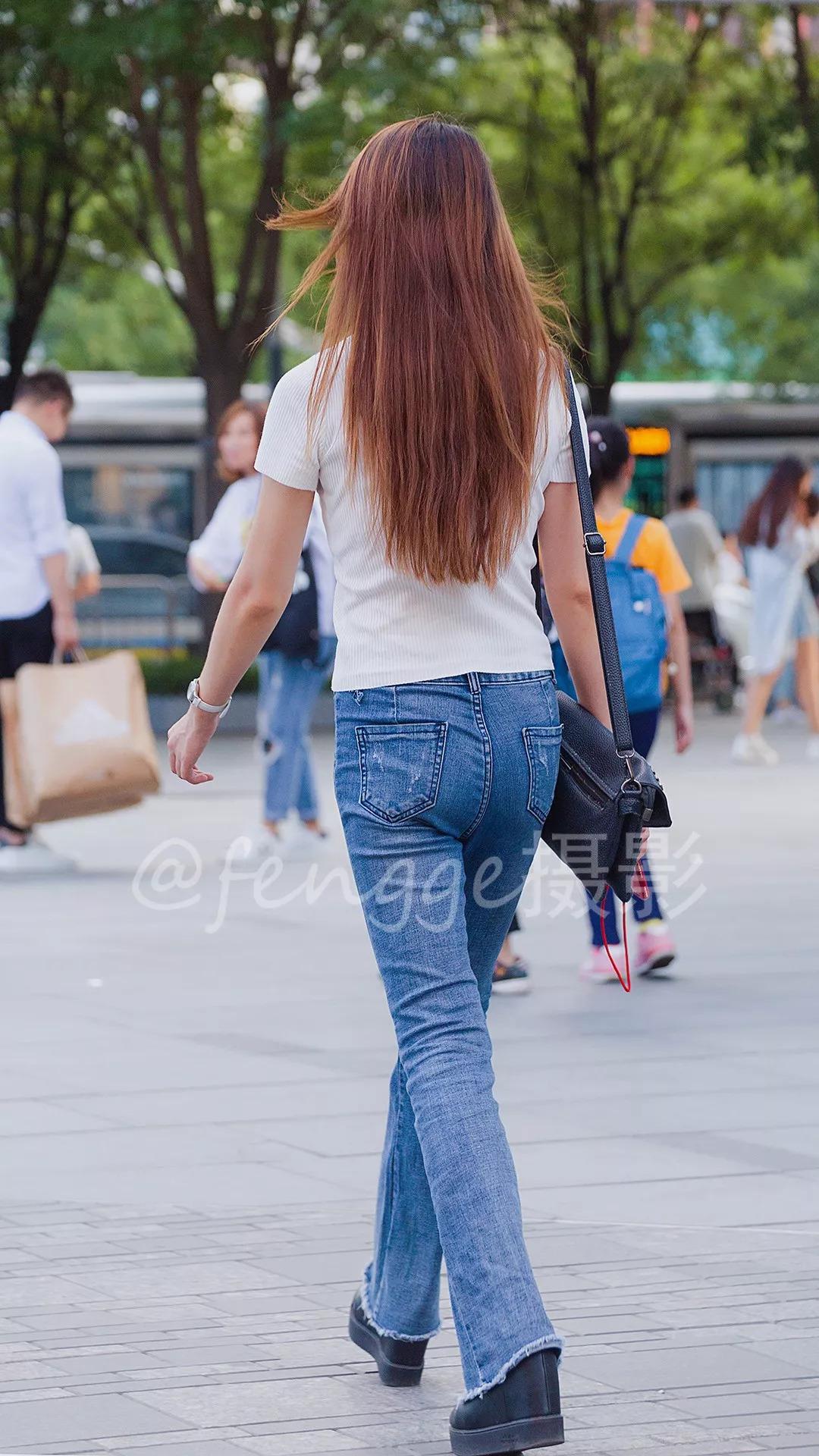长腿,细腰,丰胸,翘臀, 拥有这样身材的牛仔裤美女, 堪称极品