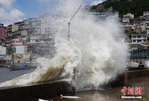 7月22日，今年第10号台风“安比”给沿海城市舟山也带来了影响，图为舟山嵊泗县的巨浪。 杨勋摄