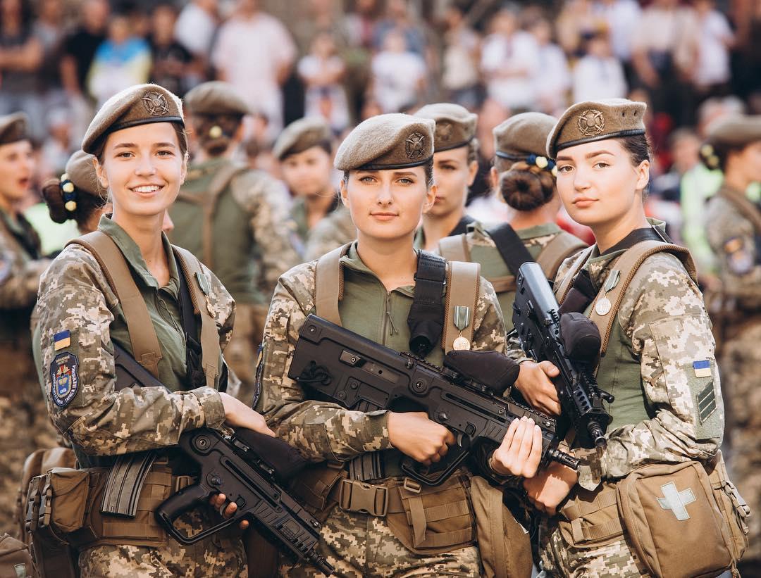 乌克兰阅兵式武器令人不屑一顾  女兵颜值却让世界拍手叫好