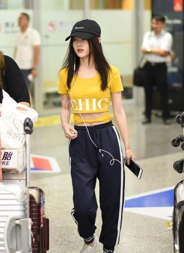 李宇春重回中性打扮,女生就要她这样的腿长,穿