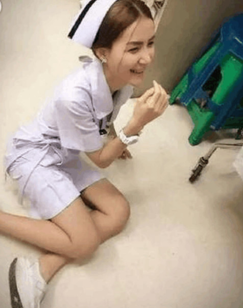 小护士因为颜值高身材好爆红网络, 却被医院劝退?