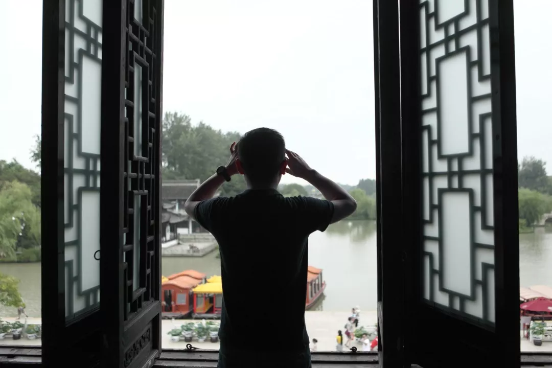 而在熙春台上,六神磊磊推窗远眺,曾经在他读的唐诗里的扬州,现在就在